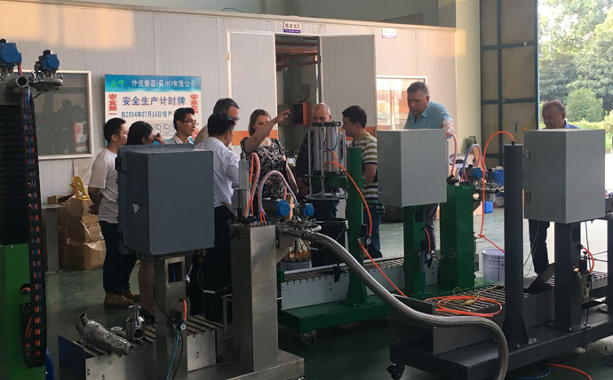 俄羅斯客戶來我司參觀考察簽訂自動灌裝機(jī)訂購合同1