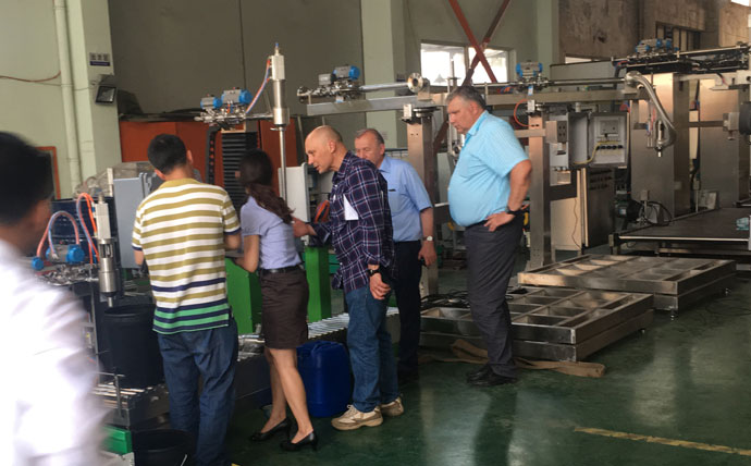 俄羅斯客戶來我司參觀考察簽訂自動灌裝機(jī)訂購合同2